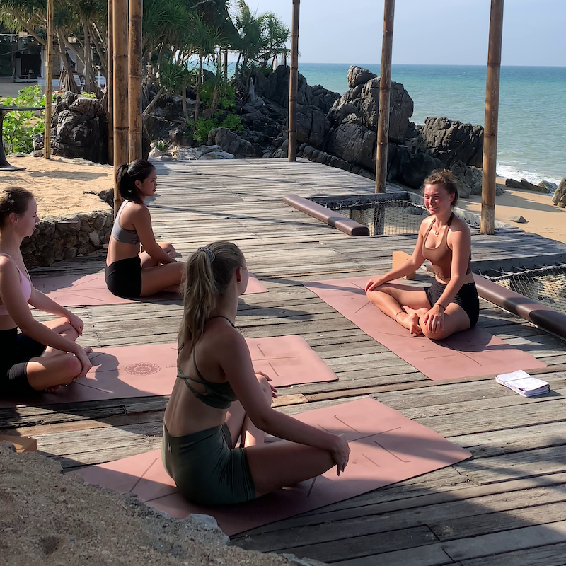 Cours collectif de yoga matinal en extérieur dans un hôtel 3 étoiles en Thaïlande, animé par Julie Mansuy