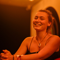 Portrait de Julie Mansuy souriante et accoudé à la table