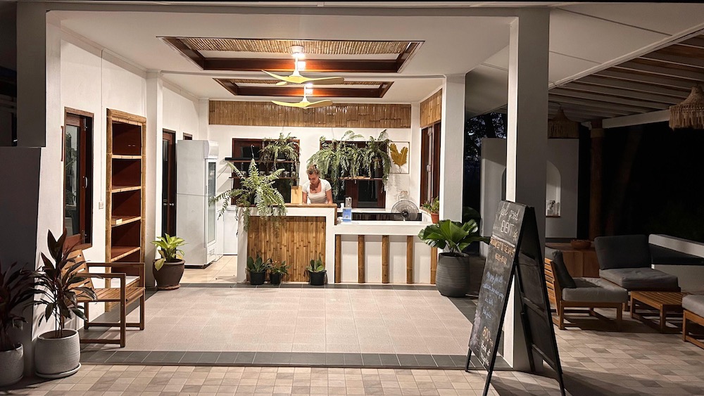 Espace bien-être et café avant transformation : l'espace apparait plus vivant et accueillant