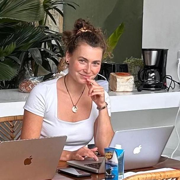 Julie Mansuy devant son ordi